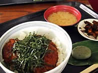 ソースカツ丼。豚汁・漬物・草餅付き ソースカツ丼。豚汁・漬物・草餅付き